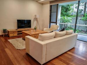 Μια τηλεόραση ή/και κέντρο ψυχαγωγίας στο 3BR APT in heart of Lindfield
