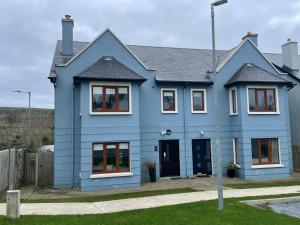丁格尔Cois Cairn的蓝色房子