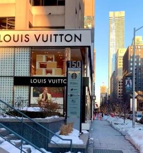 un negozio con un cartello per una vetrina Louis Vuitton di BEAUTIFUL CANADIAN PLACE-Near Scotia Bank Arena, CN Tower, Union n Bars a Toronto