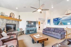 a living room with a couch and a fireplace at Sail Boat Manor in Garden City