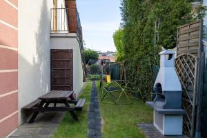a backyard with a picnic table and a bench at Skorpion in Rewal