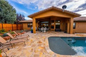 Piscina de la sau aproape de Indian Cliffs Getaway 3 bedroom with pool