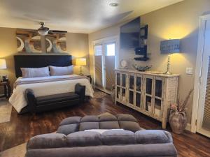 Postel nebo postele na pokoji v ubytování Robins Red Rock Getaway Suite B