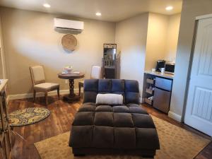 Posezení v ubytování Robins Red Rock Getaway Suite B