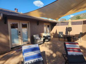 Patio nebo venkovní prostory v ubytování Robins Red Rock Getaway Suite B