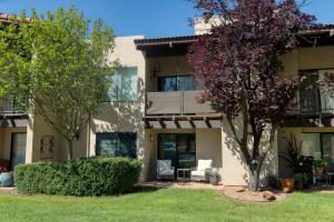 una casa con césped delante en Sultry Sedona Getaway, en Sedona