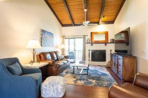ein Wohnzimmer mit Couch und Kamin in der Unterkunft Melanies Sedona Escape in Sedona