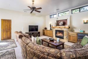 Μια τηλεόραση ή/και κέντρο ψυχαγωγίας στο Rolling Sedona Paradise 4 Bdrm, 4.5 BA, Pool