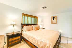 Katil atau katil-katil dalam bilik di 1 Mi to Dtwn Bonita Springs Home with Lush Yard!