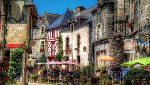 Saint-CongardにあるEscapade rurale dans ancien barの傘の建物群