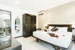 Postel nebo postele na pokoji v ubytování Samui Pier Beach Front & Resort + 35 fotografií