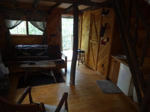 מיטה או מיטות קומותיים בחדר ב-Linville Falls Campground, RV Park, and Cabins