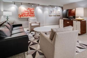 Una sala de estar con un sofá, una mesa y sillas. en Charming Stay for 4 in Family DT Walk to Broadway, en Nashville