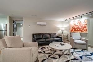 sala de estar con sofá y mesa en una habitación en Charming Stay for 4 in Family DT Walk to Broadway, en Nashville