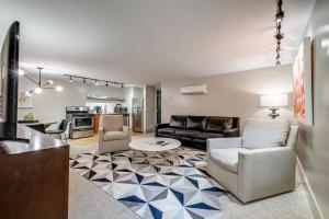una sala de estar con un sofá y una mesa en Charming Stay for 4 in Family DT Walk to Broadway, en Nashville