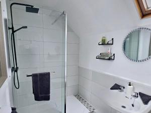 ein Badezimmer mit Glasdusche und Waschbecken in der Unterkunft Gorgeous Two Bedroom Cottage, Pet Friendly! in Snainton + 12 Fotos