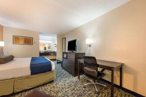 Televisyen dan/atau pusat hiburan di SureStay Hotel by Best Western Meridian