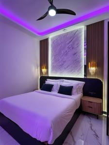 1 dormitorio con 1 cama grande y techo púrpura en Spa Suite with Jacuzzi and Ancient Theater View, en Larisa