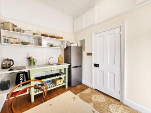 Köök või kööginurk majutusasutuses Kalk Bay Cottage with Patio Harbour View +21 fotot