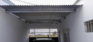 a hallway with a metal ceiling in a building at Bienvenidos viajeros in Chajarí