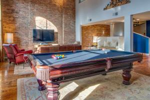 Habitación con mesa de billar en la sala de estar. en Beautiful Stay for Family 6 w Billiards in DT, en Nashville