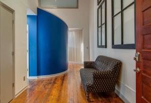 un pasillo con una silla y una pared azul en Beautiful Stay for Family 6 w Billiards in DT, en Nashville