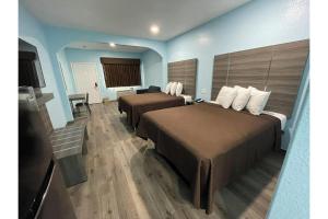Postel nebo postele na pokoji v ubytování Super Stay Inn By OYO Humble IAH East