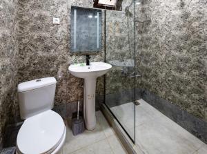 Koupelna v ubytování Vardzia Guesthouse Tmogvi
