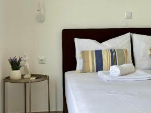 A bed or beds in a room at El Greco Apartments in Tigaki, near the sea - No 3