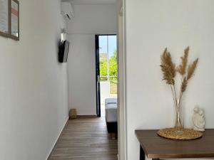 A television and/or entertainment centre at El Greco Apartments in Tigaki, near the sea - No 3