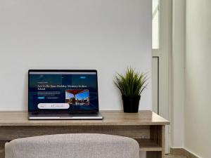 A television and/or entertainment centre at El Greco Apartments in Tigaki, near the sea - No 3