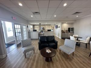 un salon avec un canapé, des chaises et une table dans l'établissement Days Inn by Wyndham Adel I-75, à Adel
