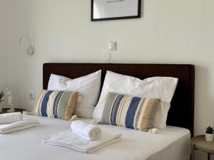 A bed or beds in a room at El Greco Apartments in Tigaki, near the sea - No 3