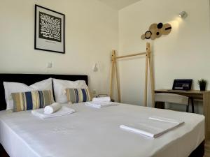 A bed or beds in a room at El Greco Apartments in Tigaki, near the sea - No 3