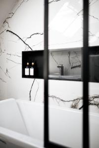 bagno con pareti in marmo bianco e finestra di Disney World a Villeneuve-le-Comte Altre 20 foto