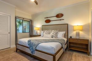 una camera da letto con un letto, due lampade e una finestra di Kapalua Golf Villas 27P7 by Coldwell Banker Island Vacations a Kapalua Altre 47 foto