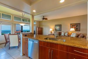 una cucina con lavello e un soggiorno di Kapalua Ridge Villas-#2212 by Coldwell Banker Island Vacations a Kahana
