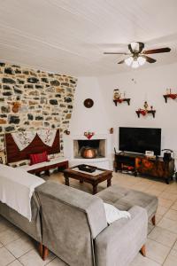 Ruang duduk di Zefki Stone Villa +61 gambar