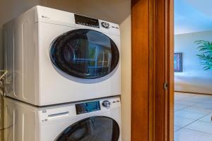 due lavatrici sovrapposte l'una all'altra di Kapalua Ridge Villas-#2212 by Coldwell Banker Island Vacations a Kahana