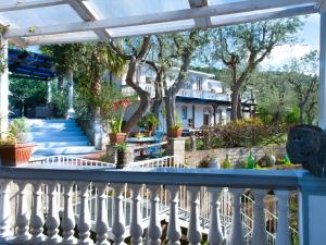 - une vue depuis le balcon d'une maison dans l'établissement Villa Giovanna, à Sorrente