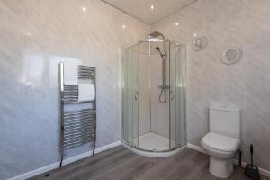 a bathroom with a shower and a toilet at Large House for Groups with Huge Driveway - FREE PARKING in Middlesbrough +37 photos