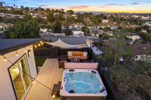 Πισίνα στο ή κοντά στο Dog-Friendly House with Hot Tub, AC, Game Room