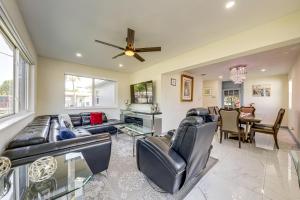 Posezení v ubytování 3 Mi to Hard Rock Stadium Miami Home with Yard