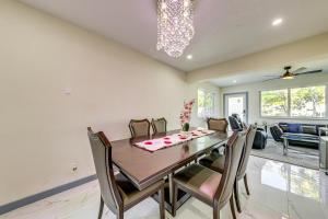 Fotografie z fotogalerie ubytování 3 Mi to Hard Rock Stadium Miami Home with Yard v Miami