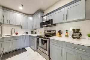 Kuchyň nebo kuchyňský kout v ubytování 3 Mi to Hard Rock Stadium Miami Home with Yard
