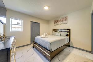 Postel nebo postele na pokoji v ubytování 3 Mi to Hard Rock Stadium Miami Home with Yard