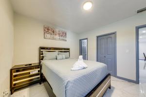 Postel nebo postele na pokoji v ubytování 3 Mi to Hard Rock Stadium Miami Home with Yard