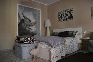 ラヴェンナにあるIl Sentiero Del Cuore B&Bのベッドルーム1室(ベッド1台付)が備わります。壁に絵が飾られています。