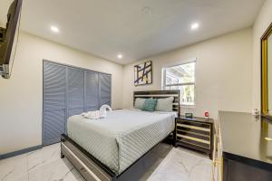 Postel nebo postele na pokoji v ubytování 3 Mi to Hard Rock Stadium Miami Home with Yard