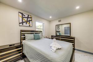 Postel nebo postele na pokoji v ubytování 3 Mi to Hard Rock Stadium Miami Home with Yard